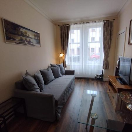 2 Bedrooms Flat Central Edinburgh, Sleeps 6, In The Shadow Of Holyrood Park And Arthur'S Seat With Free Parking, Two Bed Rooms Eksteriør billede