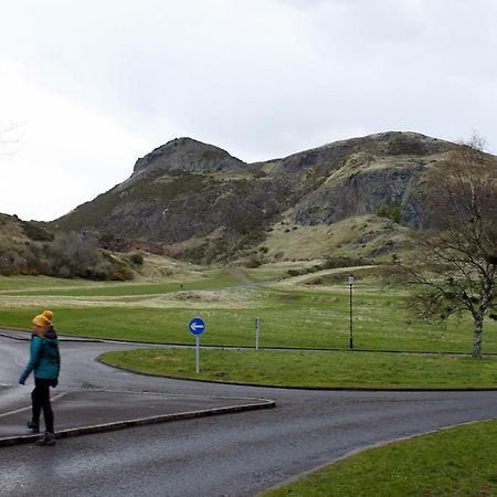 2 Bedrooms Flat Central Edinburgh, Sleeps 6, In The Shadow Of Holyrood Park And Arthur'S Seat With Free Parking, Two Bed Rooms Eksteriør billede