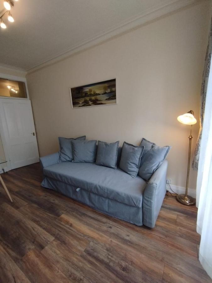 2 Bedrooms Flat Central Edinburgh, Sleeps 6, In The Shadow Of Holyrood Park And Arthur'S Seat With Free Parking, Two Bed Rooms Eksteriør billede