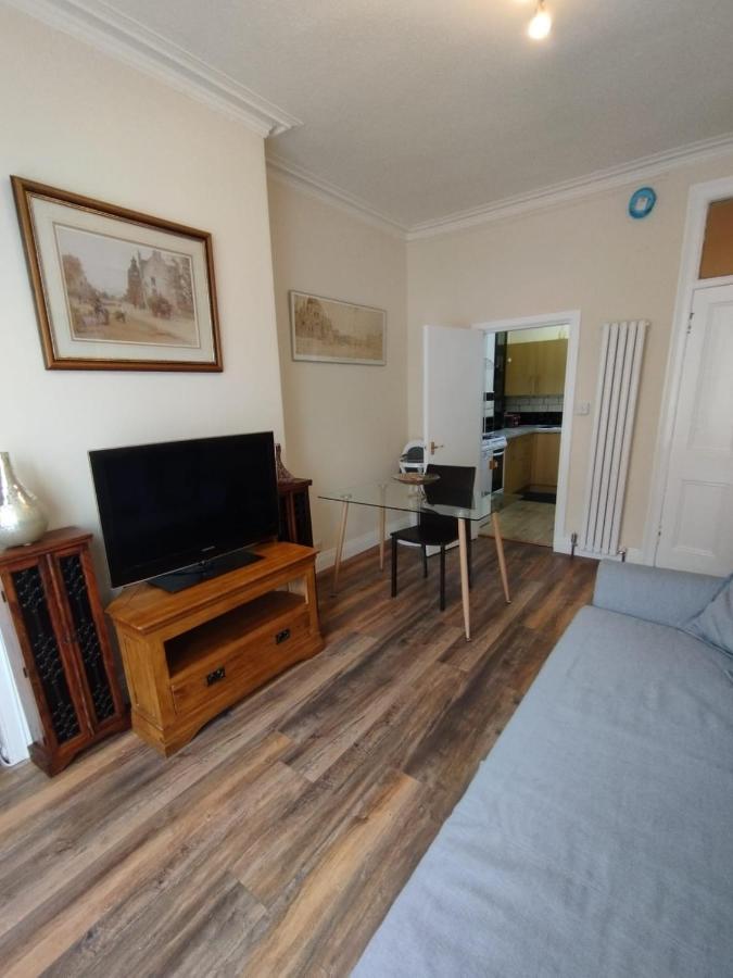 2 Bedrooms Flat Central Edinburgh, Sleeps 6, In The Shadow Of Holyrood Park And Arthur'S Seat With Free Parking, Two Bed Rooms Eksteriør billede