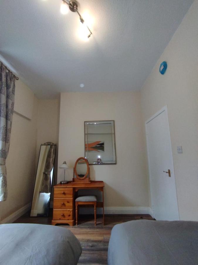 2 Bedrooms Flat Central Edinburgh, Sleeps 6, In The Shadow Of Holyrood Park And Arthur'S Seat With Free Parking, Two Bed Rooms Eksteriør billede