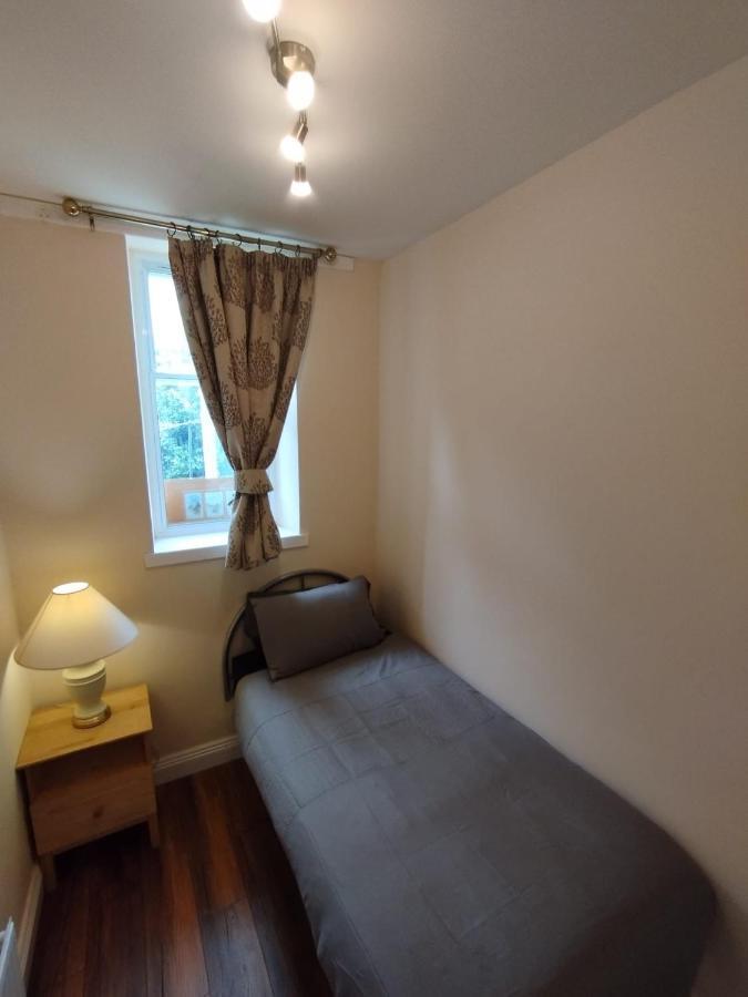 2 Bedrooms Flat Central Edinburgh, Sleeps 6, In The Shadow Of Holyrood Park And Arthur'S Seat With Free Parking, Two Bed Rooms Eksteriør billede