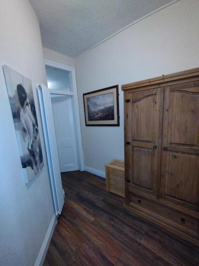 2 Bedrooms Flat Central Edinburgh, Sleeps 6, In The Shadow Of Holyrood Park And Arthur'S Seat With Free Parking, Two Bed Rooms Eksteriør billede