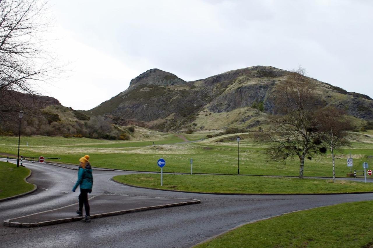 2 Bedrooms Flat Central Edinburgh, Sleeps 6, In The Shadow Of Holyrood Park And Arthur'S Seat With Free Parking, Two Bed Rooms Eksteriør billede